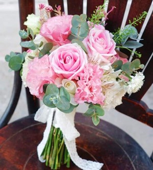 Hoa cầm tay cô dâu